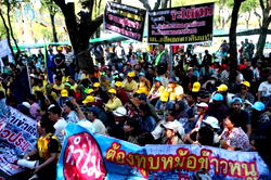 Thousands of Thai fishermen protest against tough industry regulations