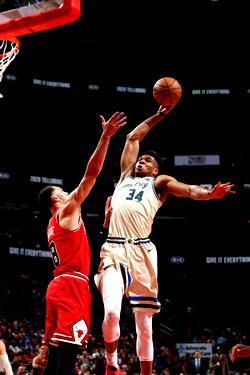 Bucks’ Antetokounmpo scores 23 in return from back injury