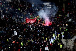 Thousands French march against pension reforms