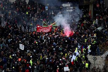 Thousands French march against pension reforms