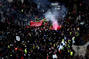 Thousands French march against pension reforms