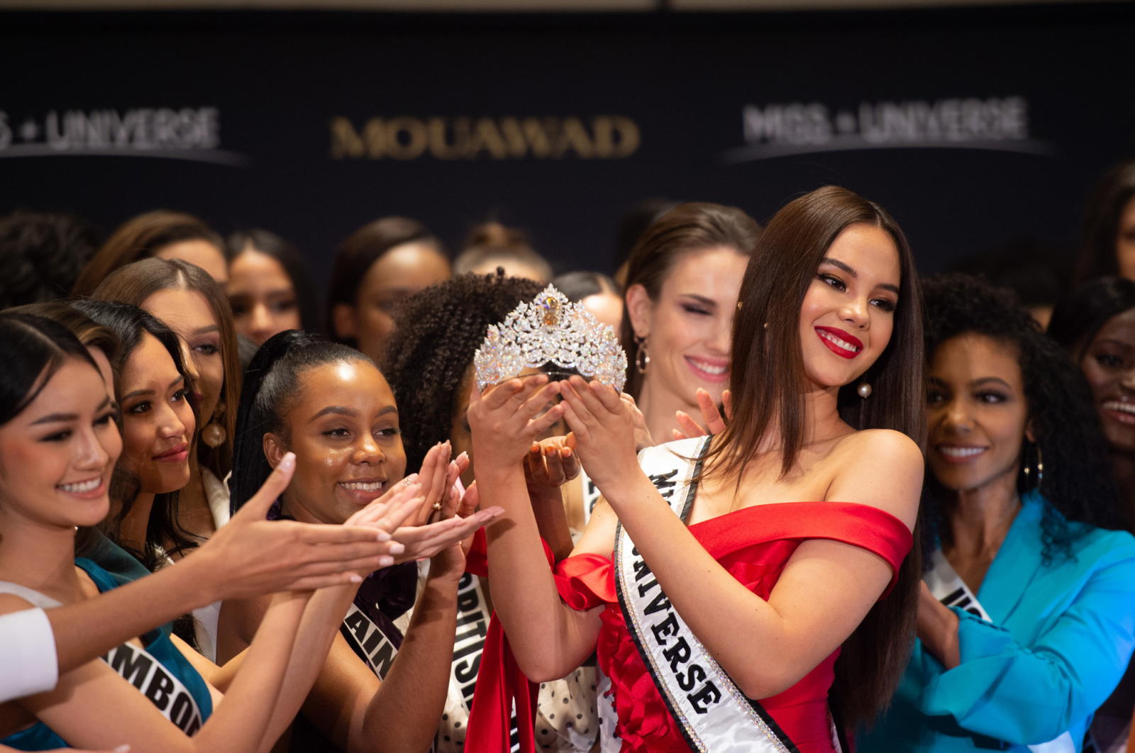 Miss Universe: Contestants fall on wet stage floor (video) - Entertainment