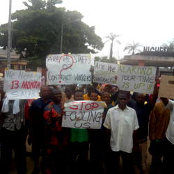 Breaking: Police gain forceful entry into textile company to stop protesters