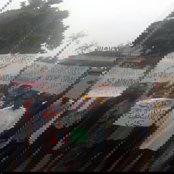 Breaking: Police gain forceful entry into textile company to stop protesters