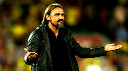 FA fines, suspends Leeds manager Farke for referee confrontation