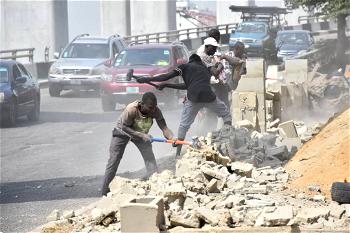 FG begins demolition of illegal fences under Lagos bridges