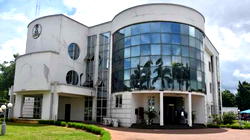 Imo: Security personnel barricade govt house
