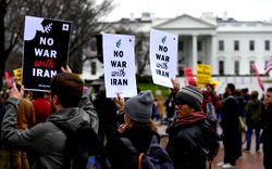 Protesters in US rally against prospect of war with Iran