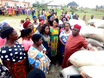 Askia presents groundnut seedlings to female farmers in Uzere
