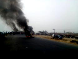 Bayelsa: Many stranded as APC supporters set bonfire on Kiama Bridge (Photos)