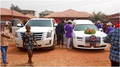 The corpse of Eze Isreal Kanu and his wife arriving the Umuahia North Council headquarters where he was received by the State Council of traditional rulers and other stakeholders.