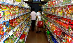 Hardship: Shoppers battle supermarket attendants over billing scams