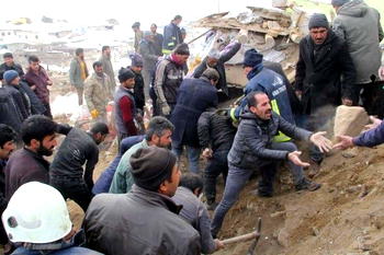 Earthquake kills nine in Turkey, injures dozens in Iran
