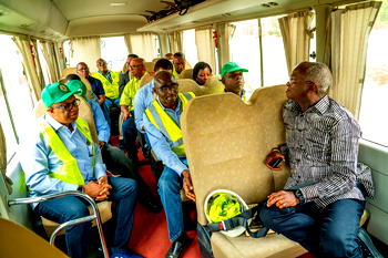 Fashola turns ‘Bus conductor’ on highways