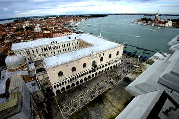 Venice shuts down for WWII-era bomb removal