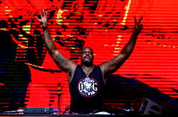 Shaquille O’Neal honors Kobe Bryant during annual Super Bowl bash