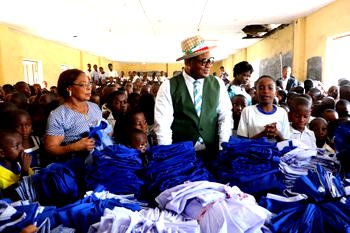 Governor Emmanuel’s aide gives new uniforms to 600 pupils
