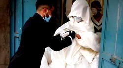 Coronavirus: Palestinians wed with face mask, gloves