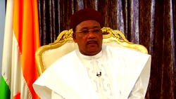 Niger’s outgoing president wins coveted Mo Ibrahim prize