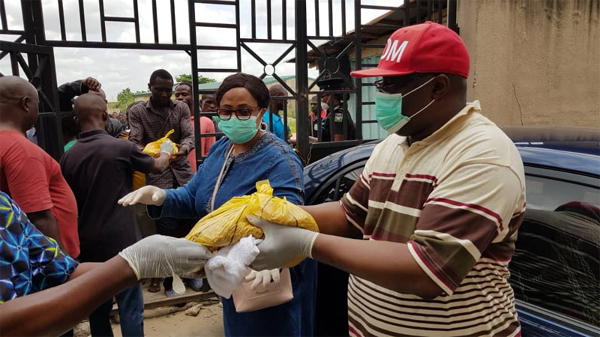 COVID-19: Bishop Kwakpovwe, distributes food items to over 1000 in Lagos