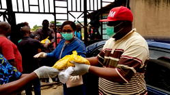 COVID-19: Bishop Kwakpovwe, distributes food items to over 1000 in Lagos