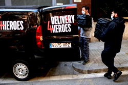 COVID-19: Spanish chefs, delivery companies dish out to health workers