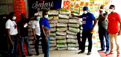 Lagos residents scramble for free foodstuff