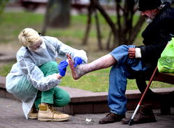 Young street doctor defies coronavirus to help Belarus homeless
