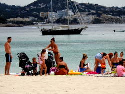 Spain urges foreign tourists to return from July