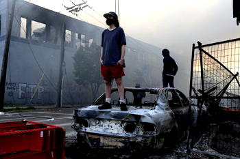 Violent protests rock Minneapolis for 2nd straight night as angry crowds loot stores