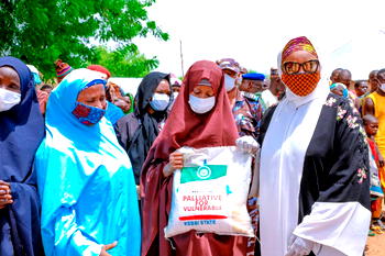 Wife of Kebbi State Gov distributes palliatives to vulnerable women, others