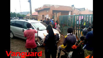 PHOTOS: Customers defy social distancing at Abuja fish market