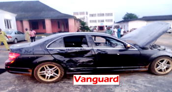 Man drives recklessly into Ooni’s palace, damages gates, two vehicles