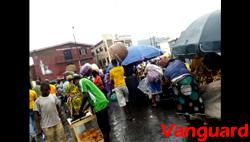 PHOTOS: No social distancing as traders, beggars, others resume activities in Lagos