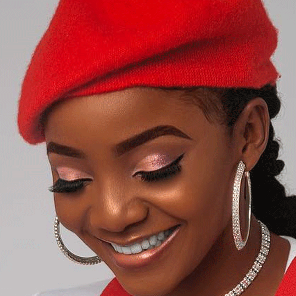 Simi’s ‘Duduke’ makes her unborn baby a symbol of love and hope