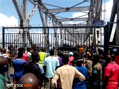 The Anambra State Government has dismissed the alleged construction of concrete slabs at the Niger Bridge (Onitsha Bridge).