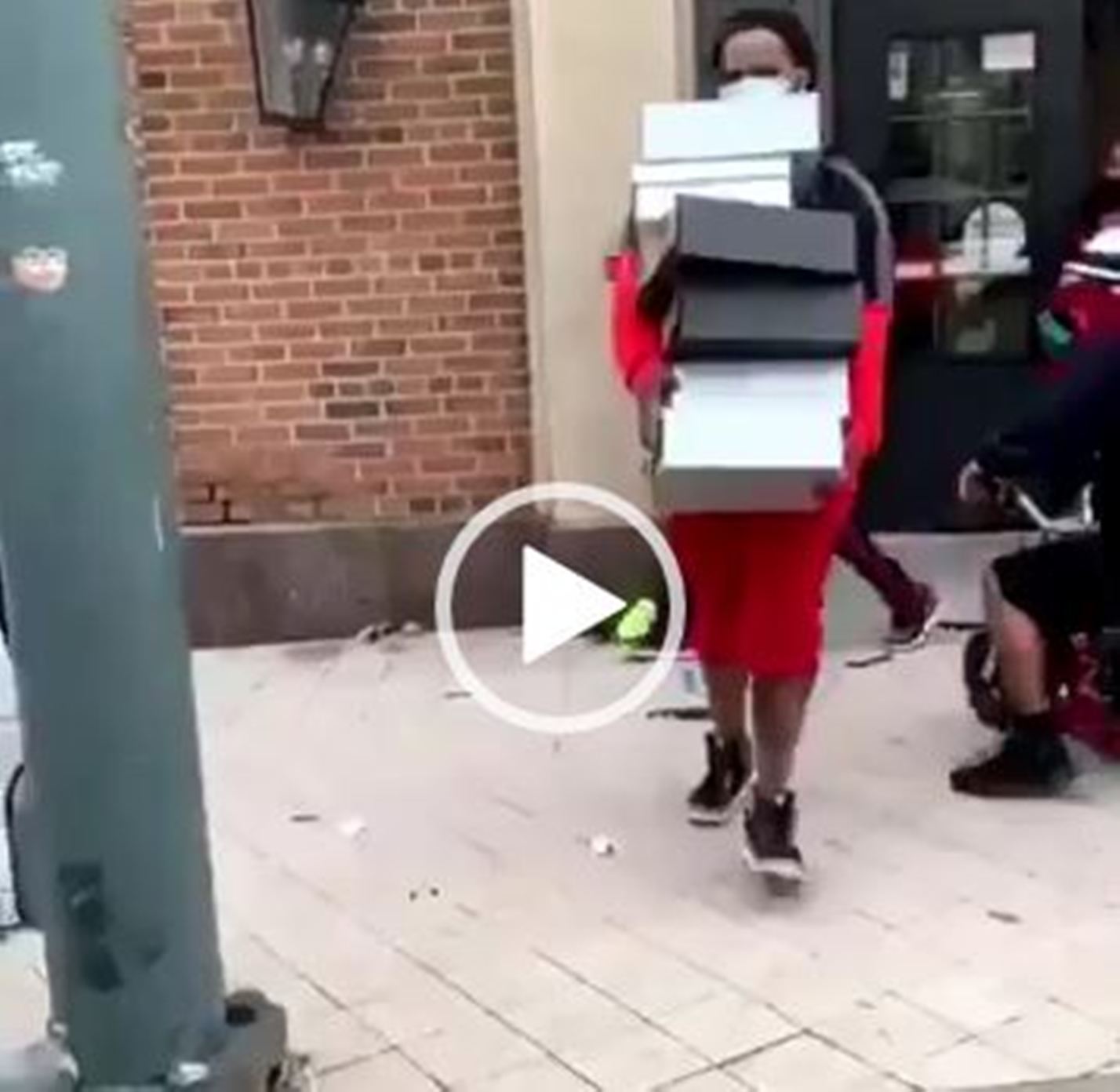 [VIDEO] Anti-racism protest: US protesters loot store, cart away shoes, others