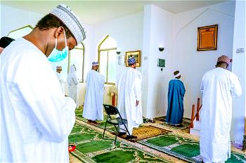 NEWS EXTRA: Buhari resumes juma’at prayer at Aso Rock Mosque