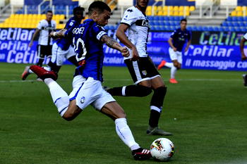 Gomez winner pulls Atalanta second in Serie A
