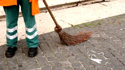 Man sweeps court premises for 3 hours for stealing food, water