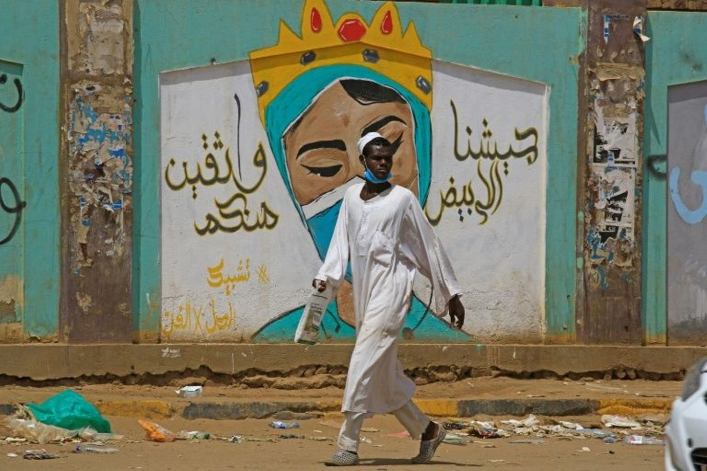 Sudan hands out cash to ease economic crunch