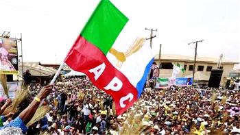 Edo 2020: APC chieftain, 3000 others defect to PDP in Ovia North East