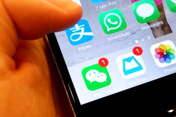 Judge agrees to delay US government restrictions on WeChat