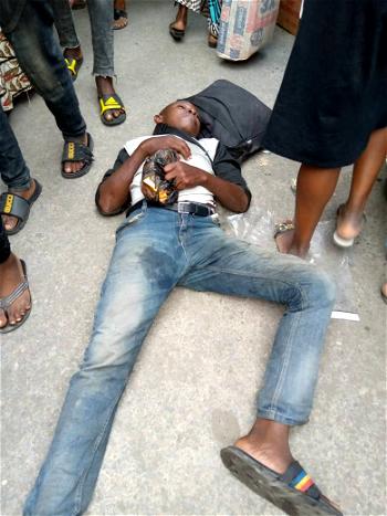 VIDEO: Anxiety in Lagos as alleged drunk falls asleep near bridge