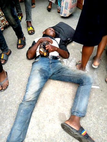 VIDEO: Anxiety in Lagos as alleged drunk falls asleep near bridge