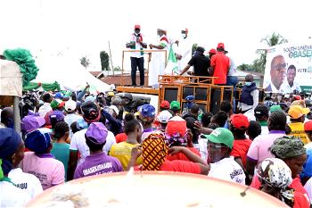 Edo Campaign: Electorate defy rain to receive Obaseki