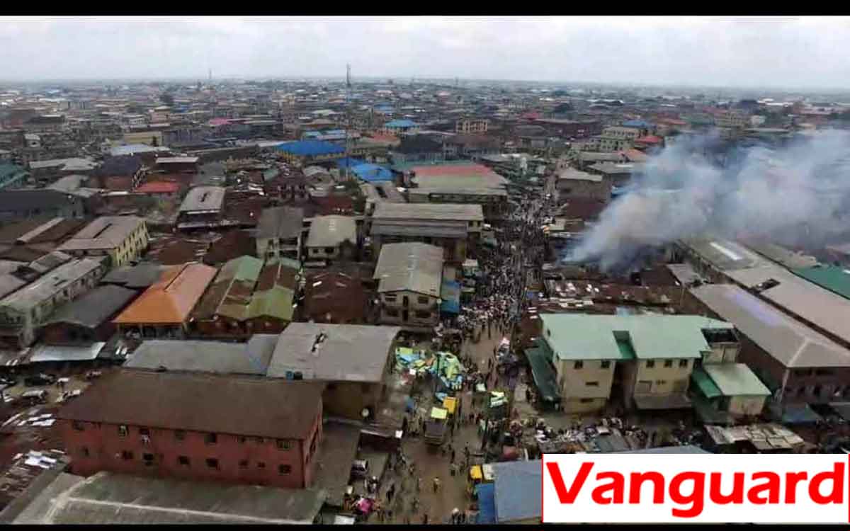 [Updated] Photos, Video: Fire guts building at Mushin, Lagos