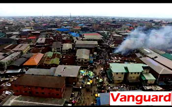 [Updated] Photos, Video: Fire guts building at Mushin, Lagos