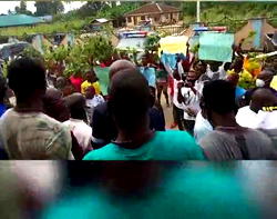 VIDEO: Protest in Delta community over presentation of vehicles to security men