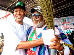 Akeredolu reconciles with Oke, aggrieved Unity Group leaders